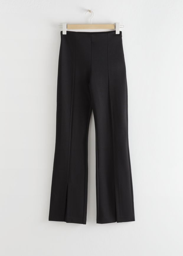 Schmal zulaufende Hose mit Schlitz vorne