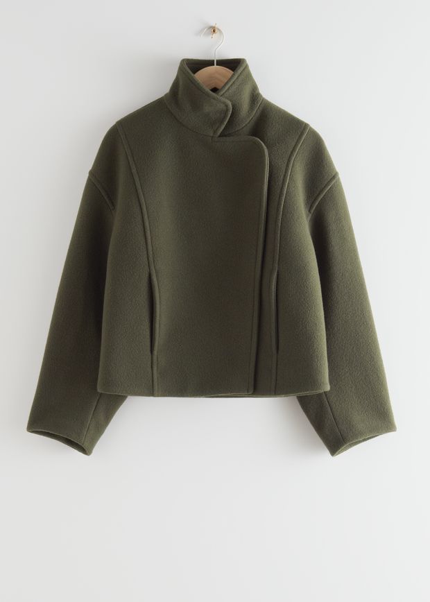 Kurze kastenförmige Jacke mit hohem Kragen
