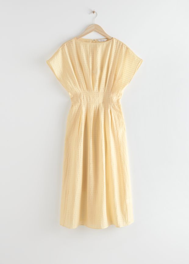 Gerafftes, tailliertes Midikleid